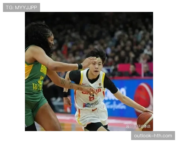 杨舒予随手背个包就像在晒资产，我的工资卡在旁边低声抽泣